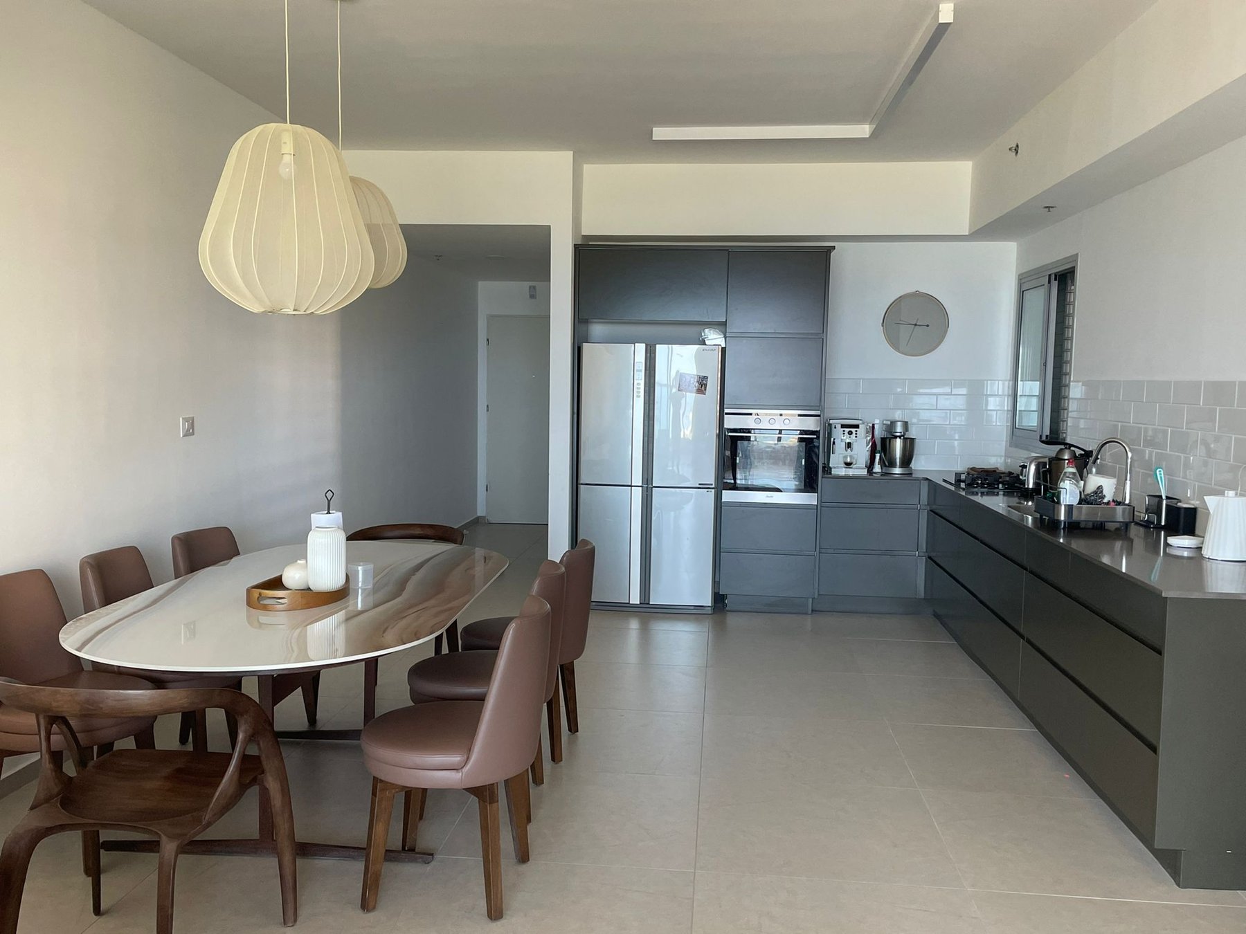Fully equipped kitchen with dining area