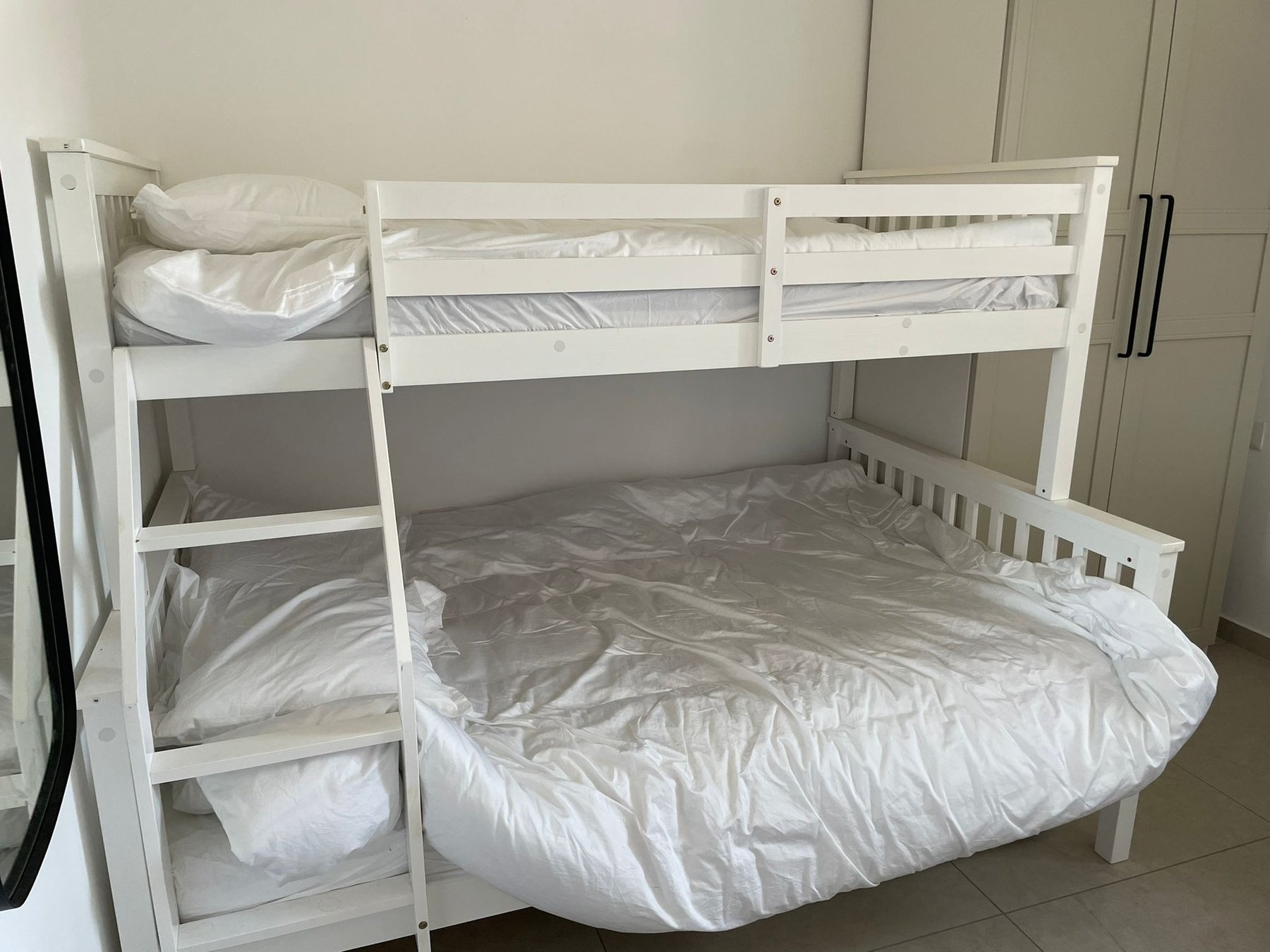 Kids bedroom with bunk beds